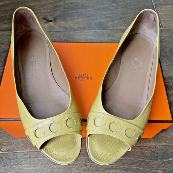 HERMES Size 37 Open-Toed Leather Flats Chartreuse Box Dustbag Included France - Picture 2 of 13